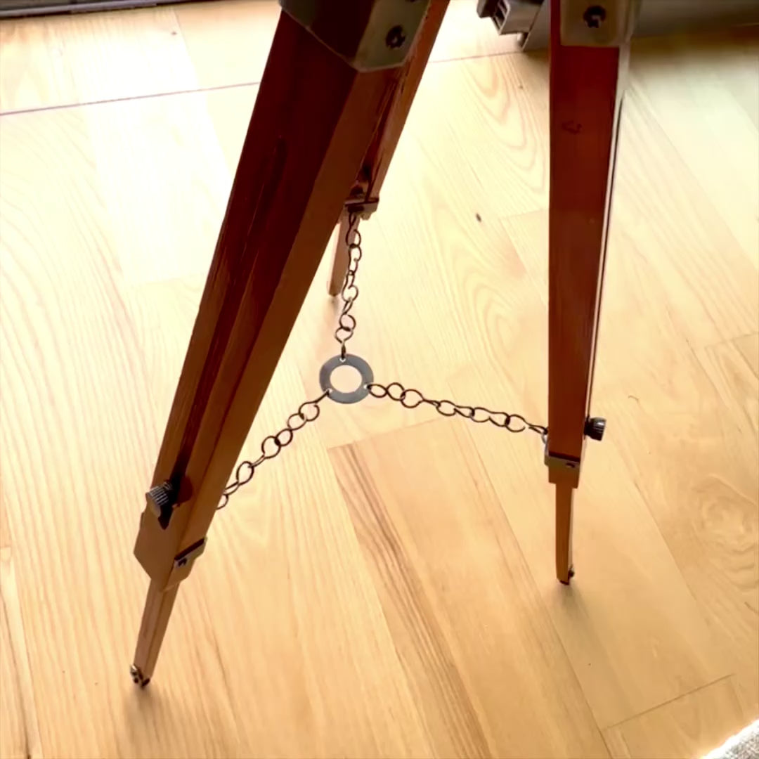 Glob colonial elegant pe trepied din lemn NC2140, cu înălțime reglabilă până la 78 cm, hartă laminată în nuanțe de alb și maro, ideal pentru cadou, cu posibilitate de personalizare prin gravură