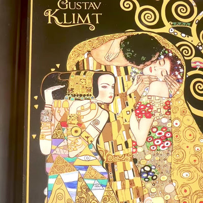 Suport pentru laptop G. Klimt, Colaj (CARMANI) cu posibilitate de personalizare prin gravură, ideal pentru cadou, dimensiuni 30.5x40.5cm, elegant și comod pentru lucrul pe genunchi