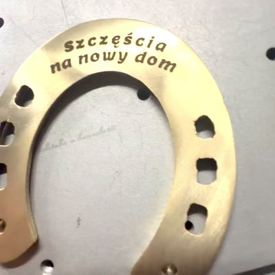 Podkowa Szczęścia Mosiężna 7 cm z Grawerem - Elegancki Prezent na Nowy Dom, Maturę lub Nową Pracę, Złota Ozdoba z Napisem Good Luck