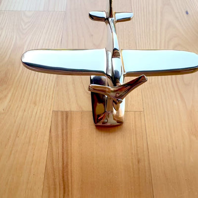 Model de avion monomotor N-0896 din aluminiu de culoare argintie, 17x14x11 cm