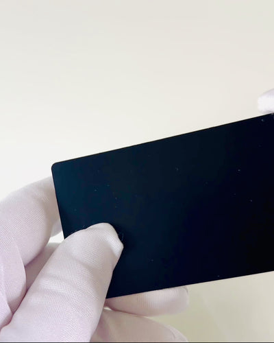 Carte de Vizită Metalică Neagră Exclusivă cu Posibilitate de Personalizare – Ideală pentru Cadou