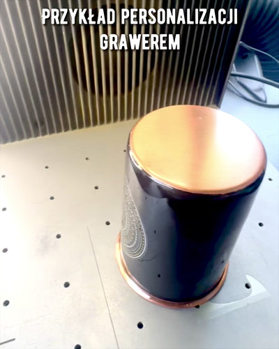 Set Mandala din Cupru – Sticlă 1L + 2 Căni în Etui, posibilitate de personalizare cu gravură pentru cadou