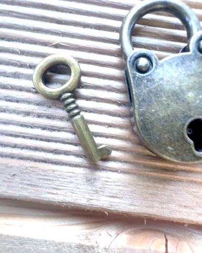 Miniaturowe Kłódki Miłości - Zestaw 2 Grawerowanych Kłódeczek Retro, personalizacja na prezent