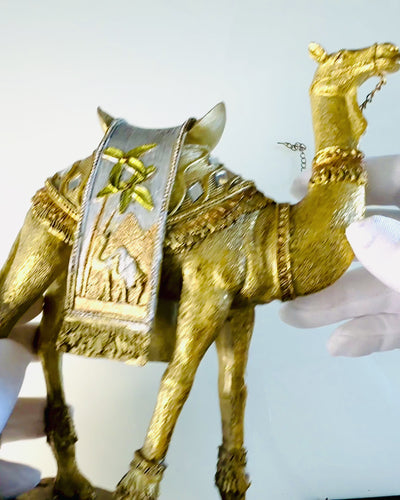 Statuetă Călătorul Deșertului Cămilă Decorativă din Rășină cu Posibilitate de Gravare