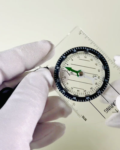 Busolă turistică „Przewodnik Awanturnika” - Transparentă, Mini Acrilică cu Sfoară de Agățat și Scară de Hartă, cu gravură