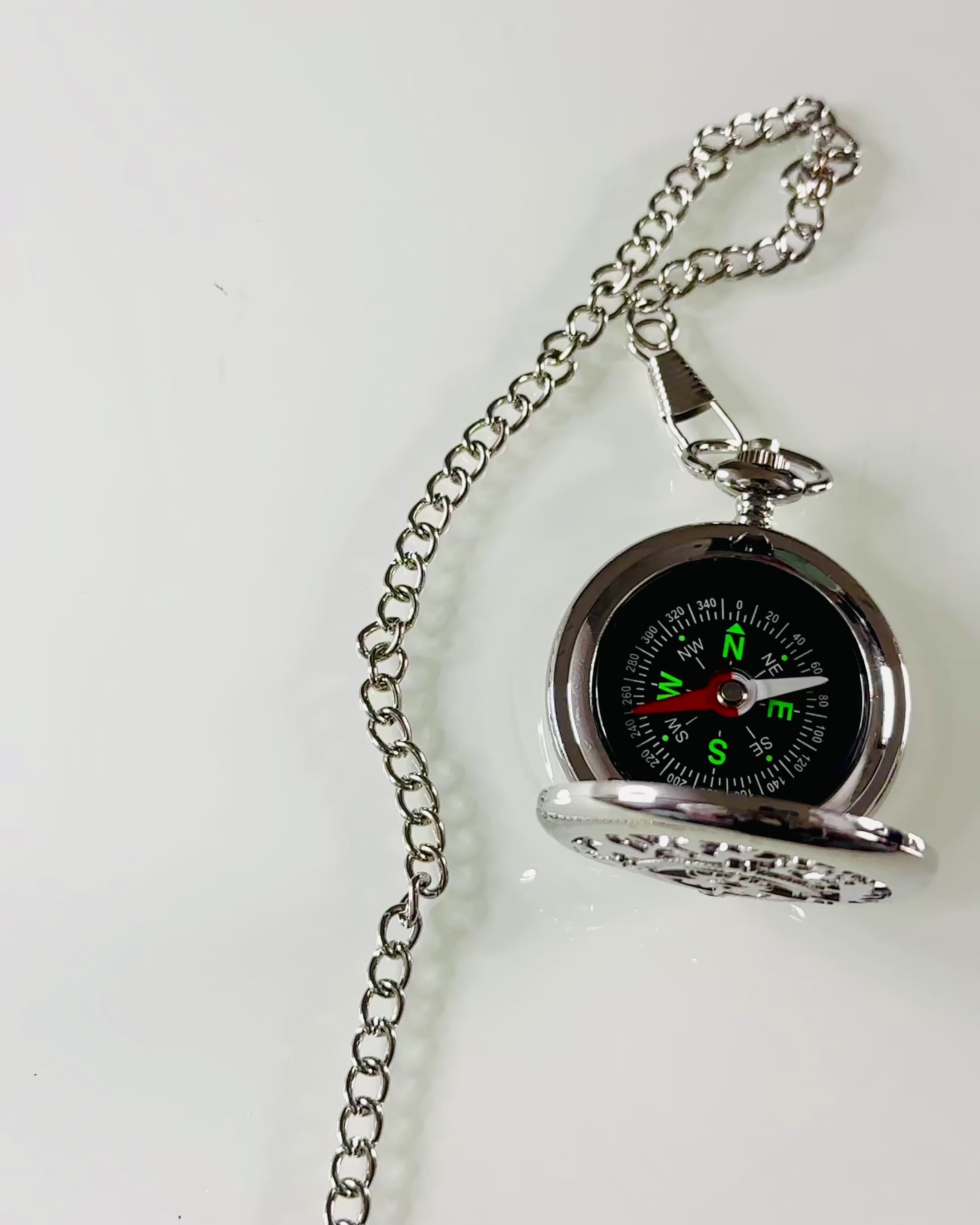 Busolă de Buzunar Argintie în Stil Retro cu Model Dantelat – Elegantă și Practică. Gravură