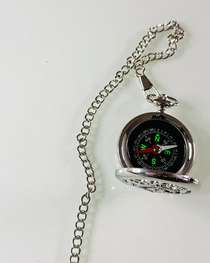 Busolă de Buzunar Argintie în Stil Retro cu Model Dantelat – Elegantă și Practică. Gravură