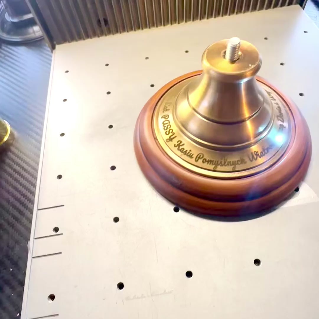 Astrolab din alamă 21 cm cu bază din lemn - Cadou personalizat pentru iubitorii de astronomie, în culoare aurie