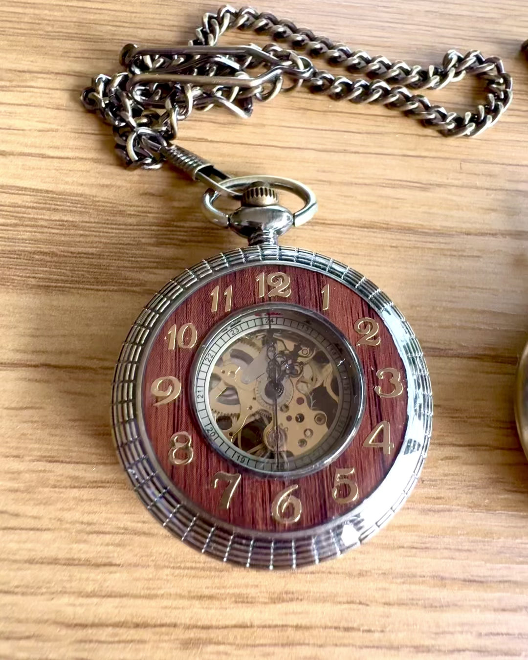 Ceas de buzunar „Veritas Tempus” – cronometru mecanic cu posibilitatea de gravare pentru cadou, 2 variante de ales