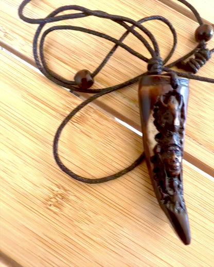Colier Colț de Lup, amulet din Rășină - Forța Mistică a Naturii, posibilitate de personalizare cu gravură pentru cadou