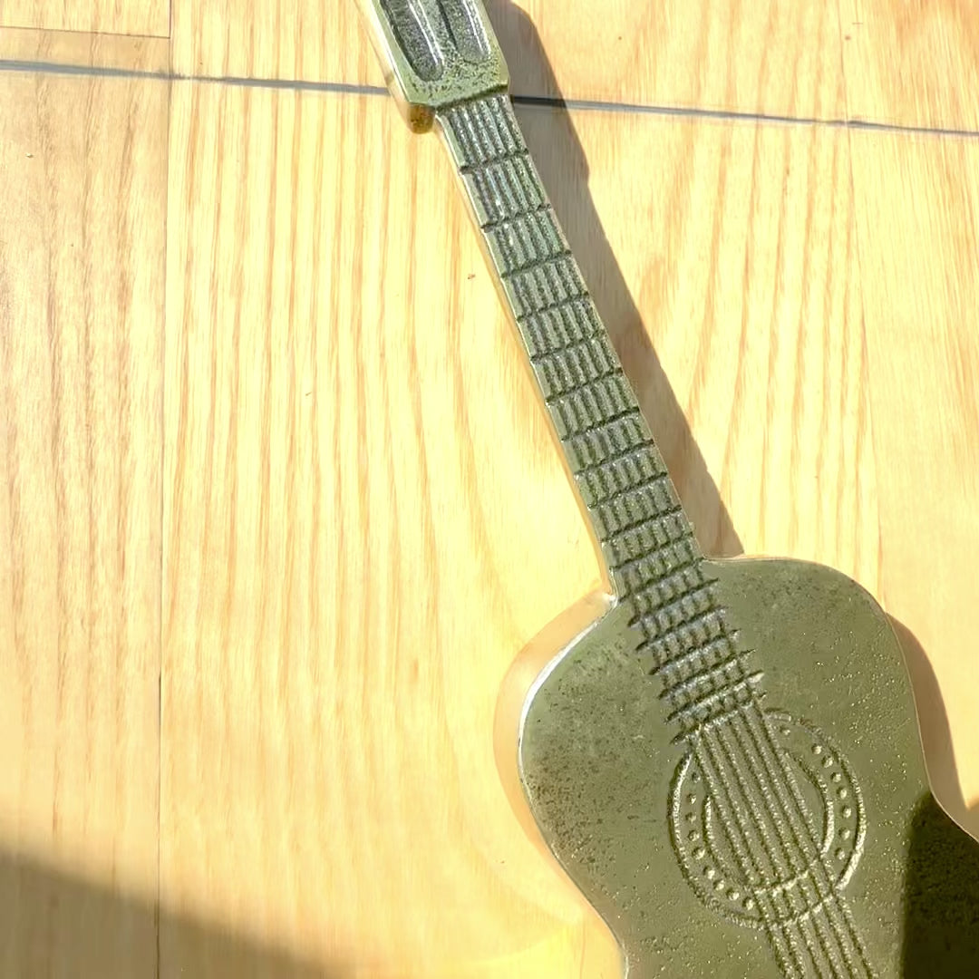 Chitară decorativă metalică MUS-20, personalizabilă prin gravură