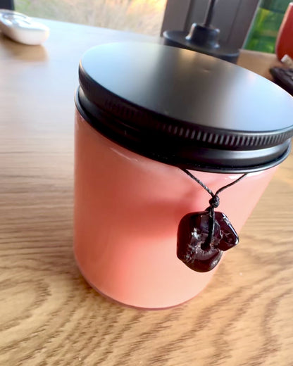 Lumânare din soia pentru intenții 250 ml cu piatră naturală – alege-ți energia: Citrin sau Granat, personalizare cu gravură pentru cadou