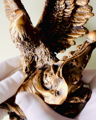 "Władca Wiatrów" - Sculptură Retro de Vultur în Stil Vintage cu Opțiune de Gravare