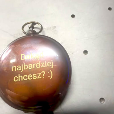 Kompas Turystyczny Retro z Mosiądzu w Antycznym Wykończeniu z Możliwością Grawerowania – Idealny Prezent dla Podróżników i Miłośników Natury – Wymiary 6 x 5 x 1,75 cm, Zamyka Pokrywę Chroniącą Szkło