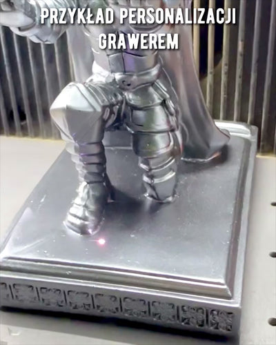 Suport Cavaleresc pentru telefon sau stilou, posibilitate de personalizare cu gravură pentru cadou