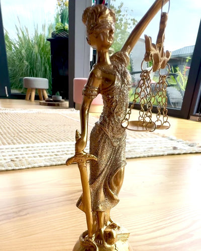 Statueta Zeița Justiției – Decorațiune Artistică pentru Raft, Meșteșug din Rășină, personalizare cu gravură