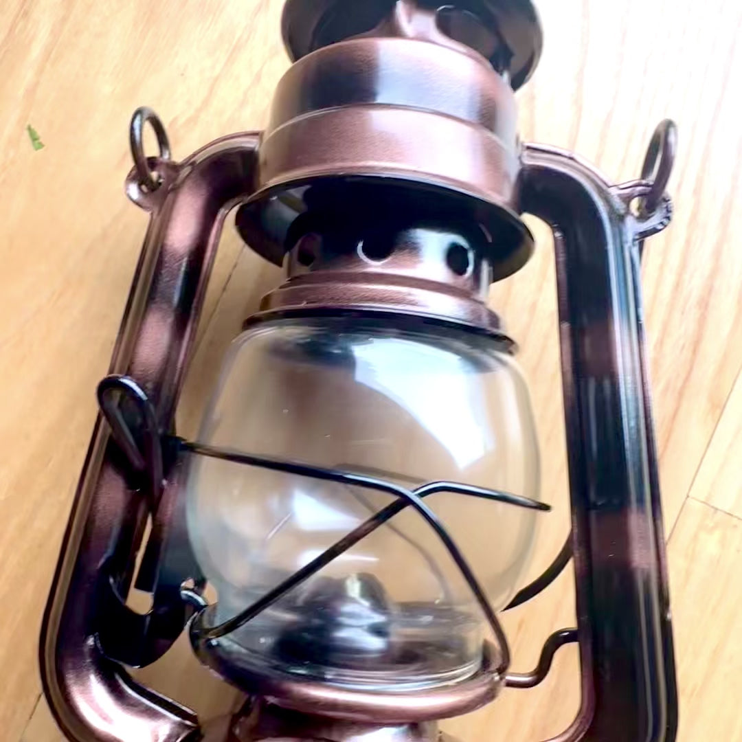 Lampă cu petrol marinărească retro elegantă DT245F, cu posibilitate de personalizare prin gravură, ideală pentru cadou, realizată din sticlă și tablă, înălțime 19 cm, design nautic