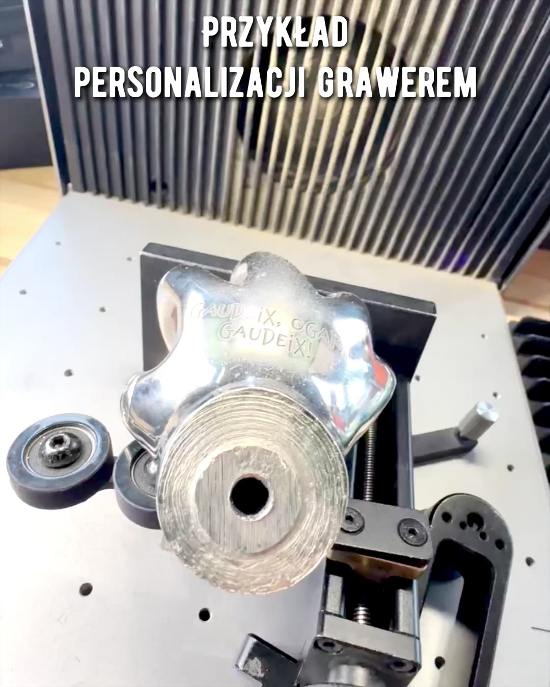 Baston de mers „Mâna Regală” – realizat manual cu piele naturală, posibilitate de personalizare cu gravură