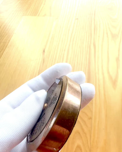 Mini Calendar Căpitan „Navigator” – decorațiune din alamă cu suflet marin, opțiune de gravare pentru cadou, diametru de 5 cm