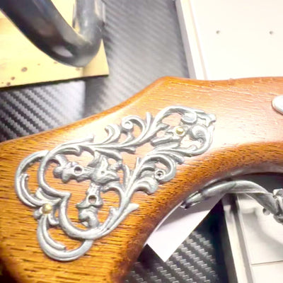 Pistol italian mare pe suport, cu posibilitate de personalizare prin gravură