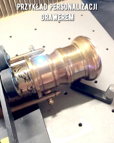 Laska Nawigator 2.0 z kompasem i ukrytą lunetą, możliwość personalizowania grawerem na prezent