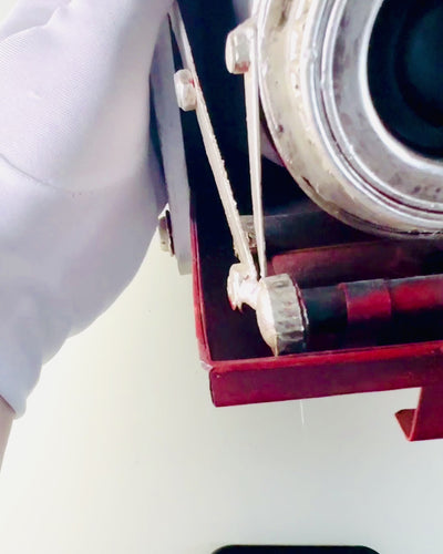 Vintage Vision: Cameră Decorativă Retro cu Opțiune de Gravare