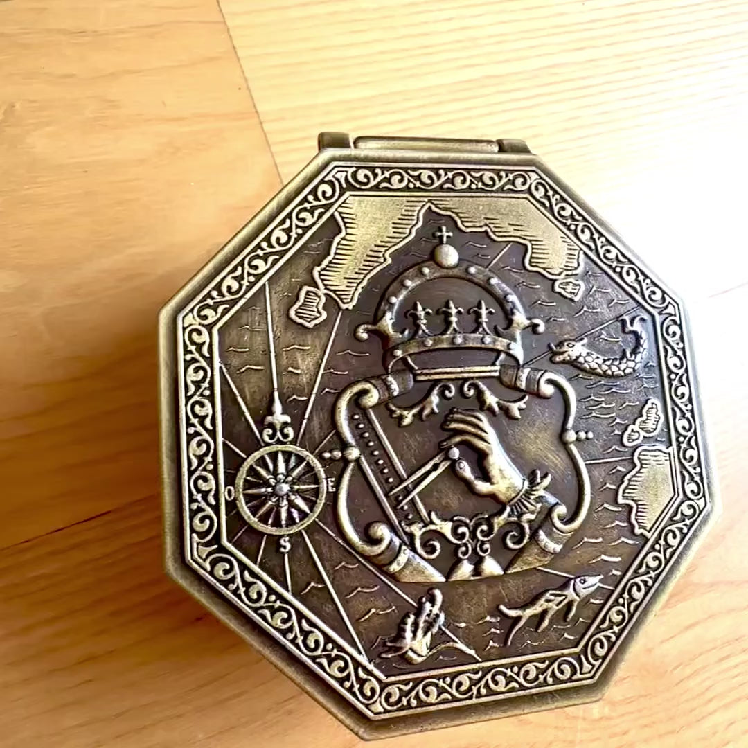 Compas magnetic Cardan exclusivist cu gravură - replică pentru cadou marinăresc, înălțime 5,8 cm, lemn de fag și stejar, alamă, stil renascentist
