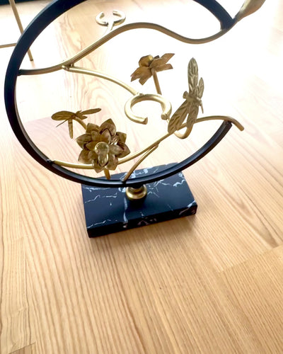 Suport „Elegancki Owad” - pentru sticlă de vin și pahare, înălțime 33 cm, posibilitate de personalizare cu gravură pentru cadou