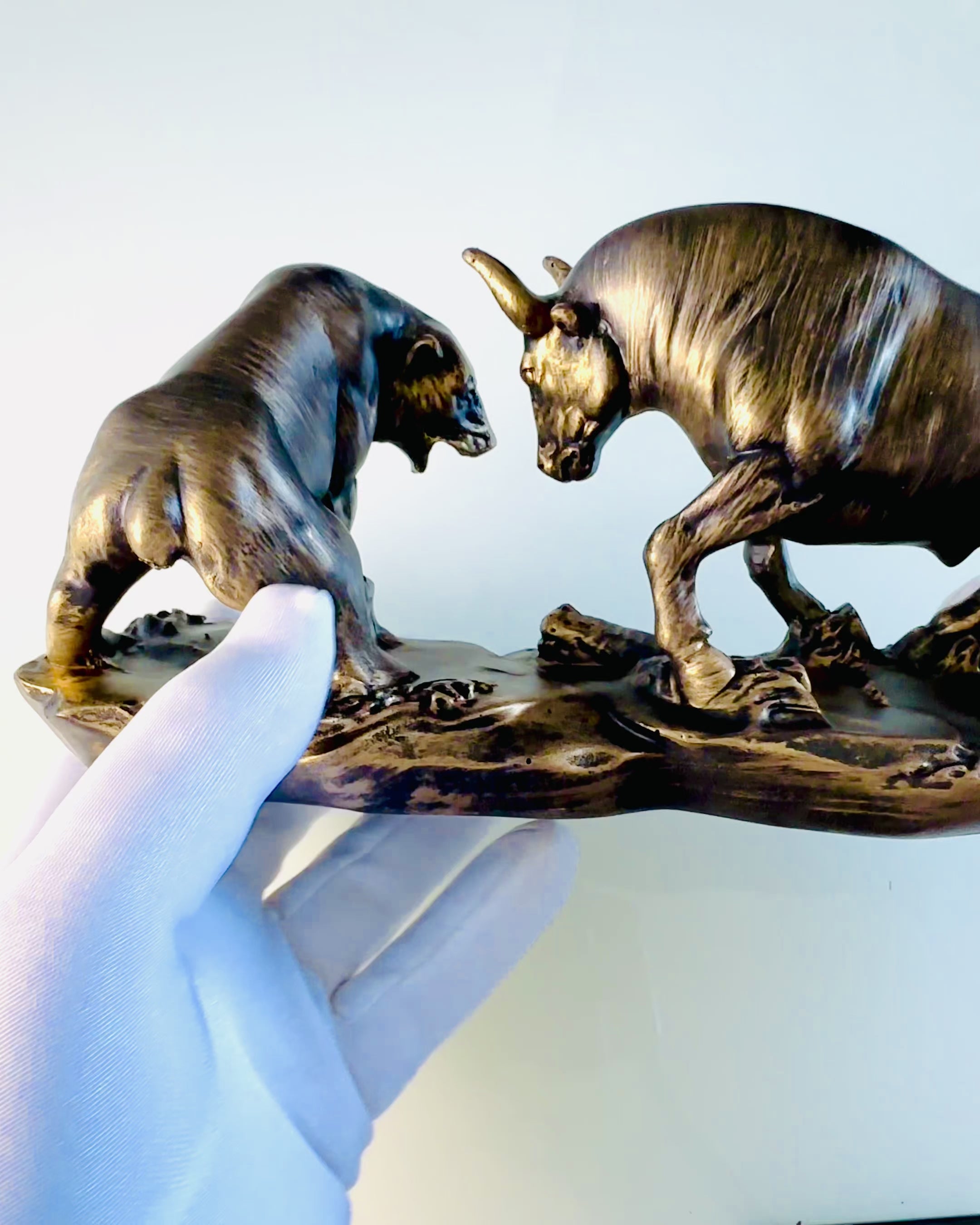 Sculptura „Cei doi rivali” - Taurul și Ursul - Simbolistica Pieței Financiare, Posibilitate de Gravare - culoare Cupru