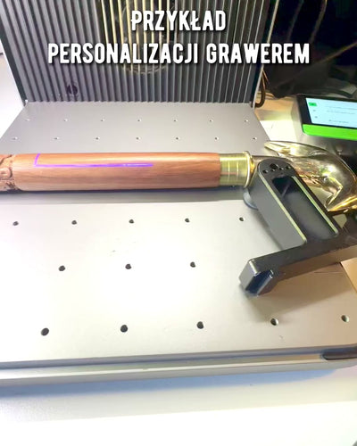 Baston de călătorie sculptat manual, pentru plimbare „Călătorul Regal” de culoare maro cu modele