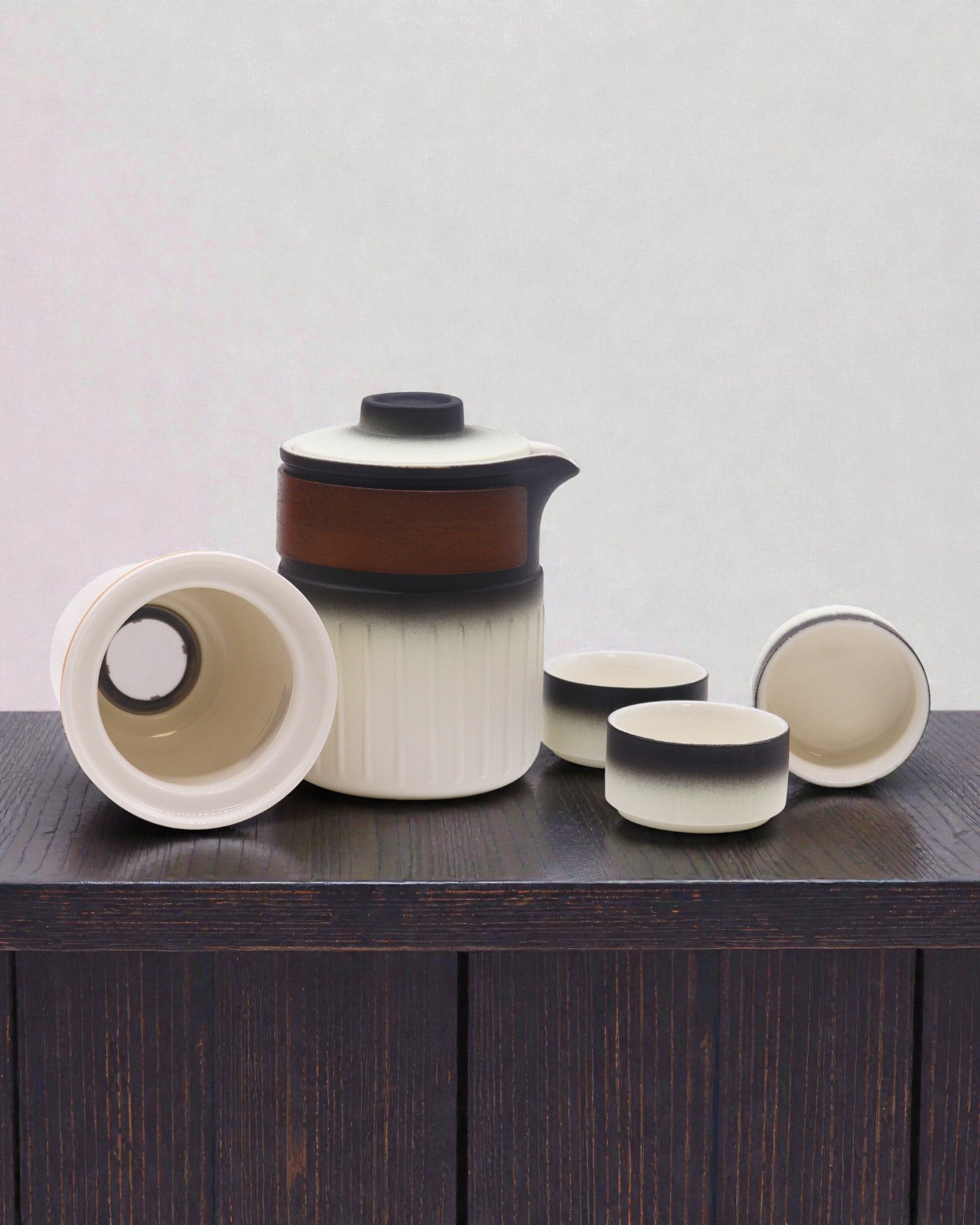 Podróż Trzech Przyjaciół – Turystyczny Zestaw Ceramiczny z Czajnikiem i 3 Kubeczkami