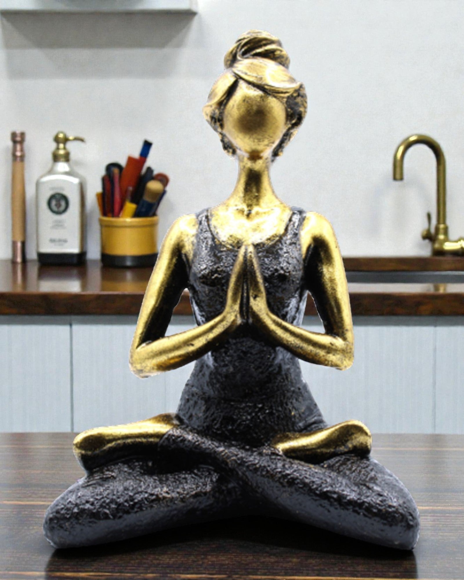Figurină de femeie 24 cm – Yoga Forță auriu-negru