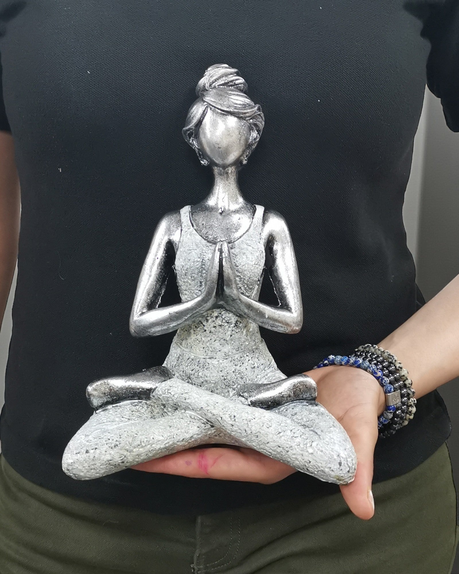 Statuetă Femeie 24 cm – Yoga Puritate Argintiu-Albă